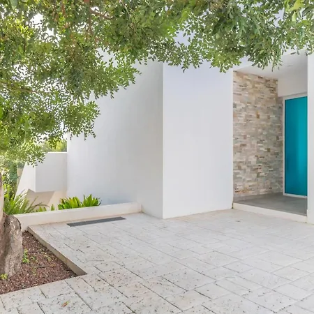 La Vista Villa *